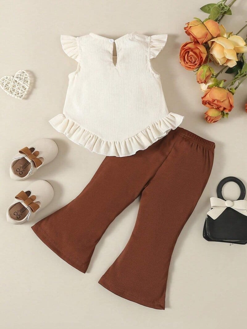 Conjunto beige con flor y pantalón acampanado café bebé niña