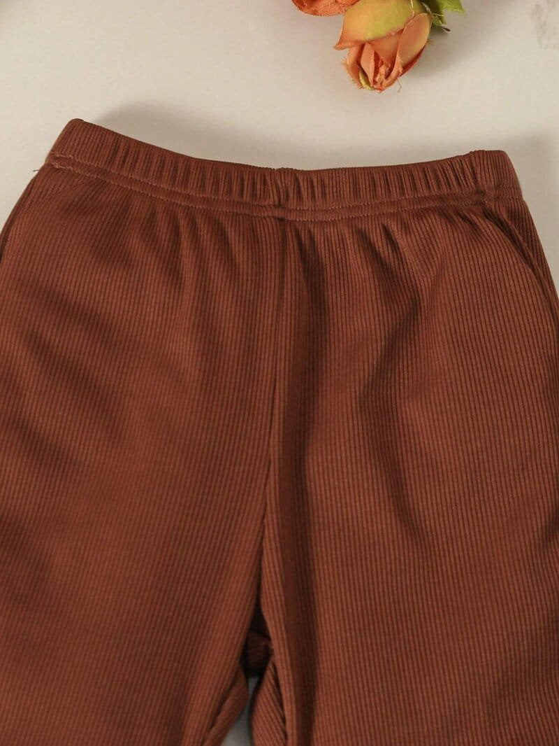 Conjunto beige con flor y pantalón acampanado café bebé niña