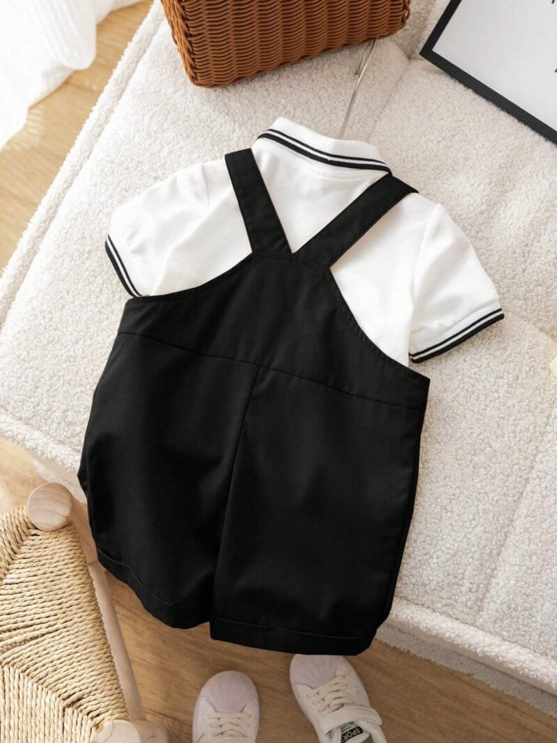 Conjunto polo blanco con overol de tirantes cortos negros
