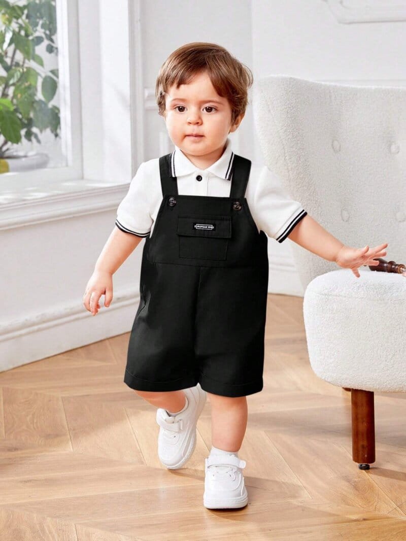 Conjunto polo blanco con overol de tirantes cortos negros