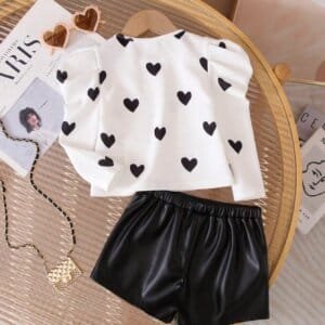 Conjunto blanco y negro con corazones y shorts para niña