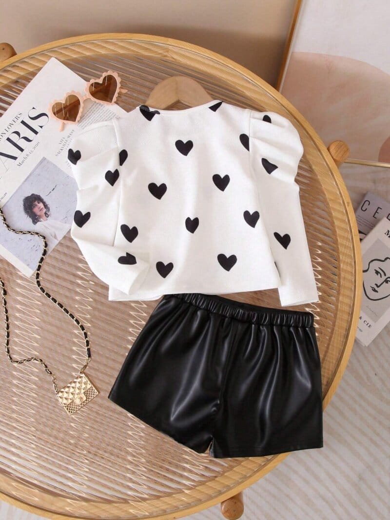 Conjunto blanco y negro con corazones y shorts para niña