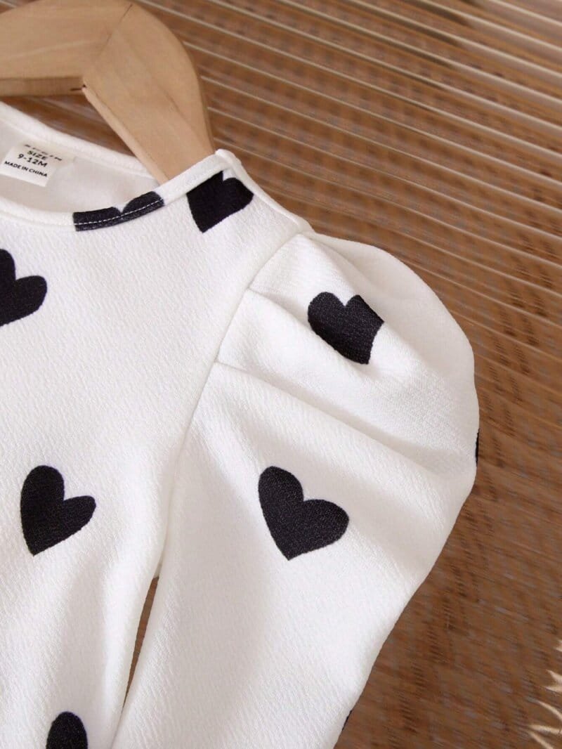 Conjunto blanco y negro con corazones y shorts para niña