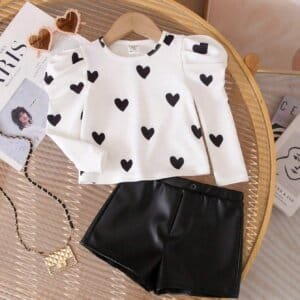 Conjunto blanco y negro con corazones y shorts para niña
