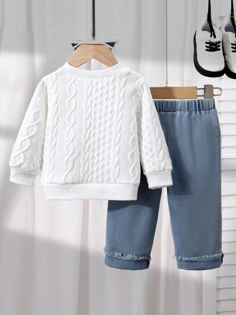 Conjunto blanco con jeans azul claro