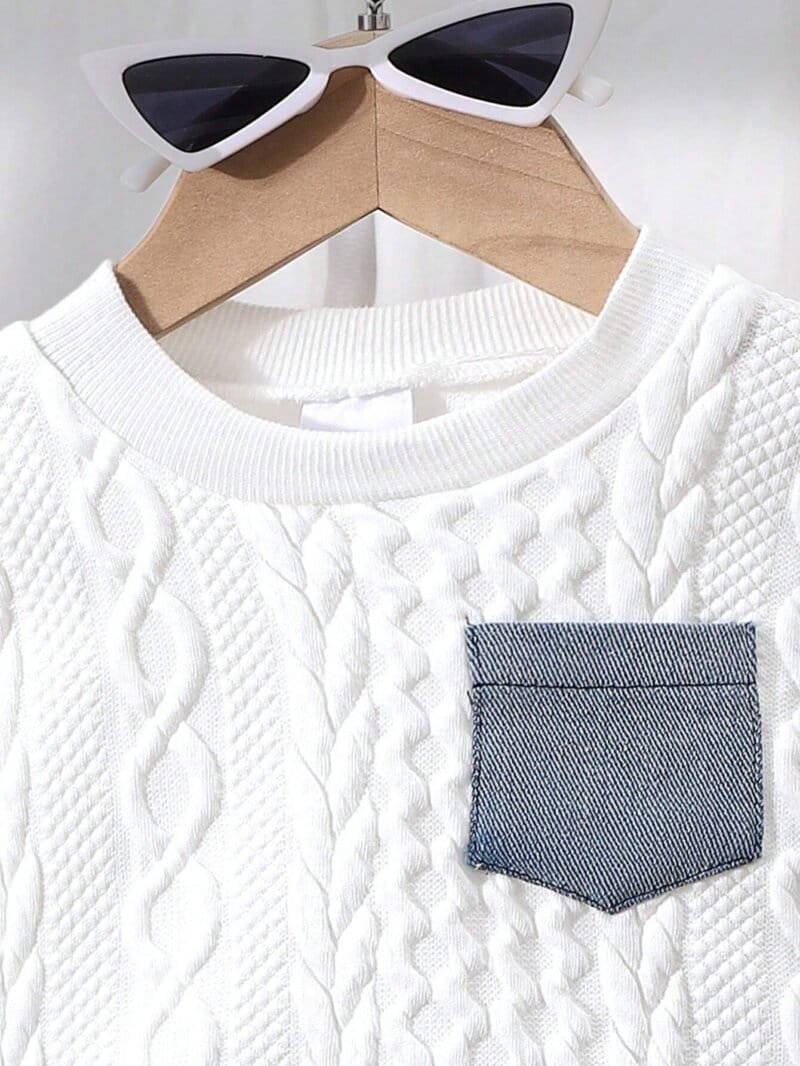 Conjunto blanco con jeans azul claro