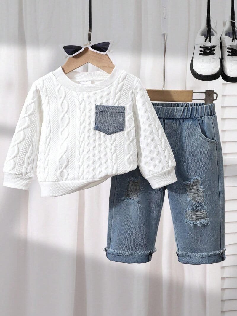 Conjunto blanco con jeans azul claro