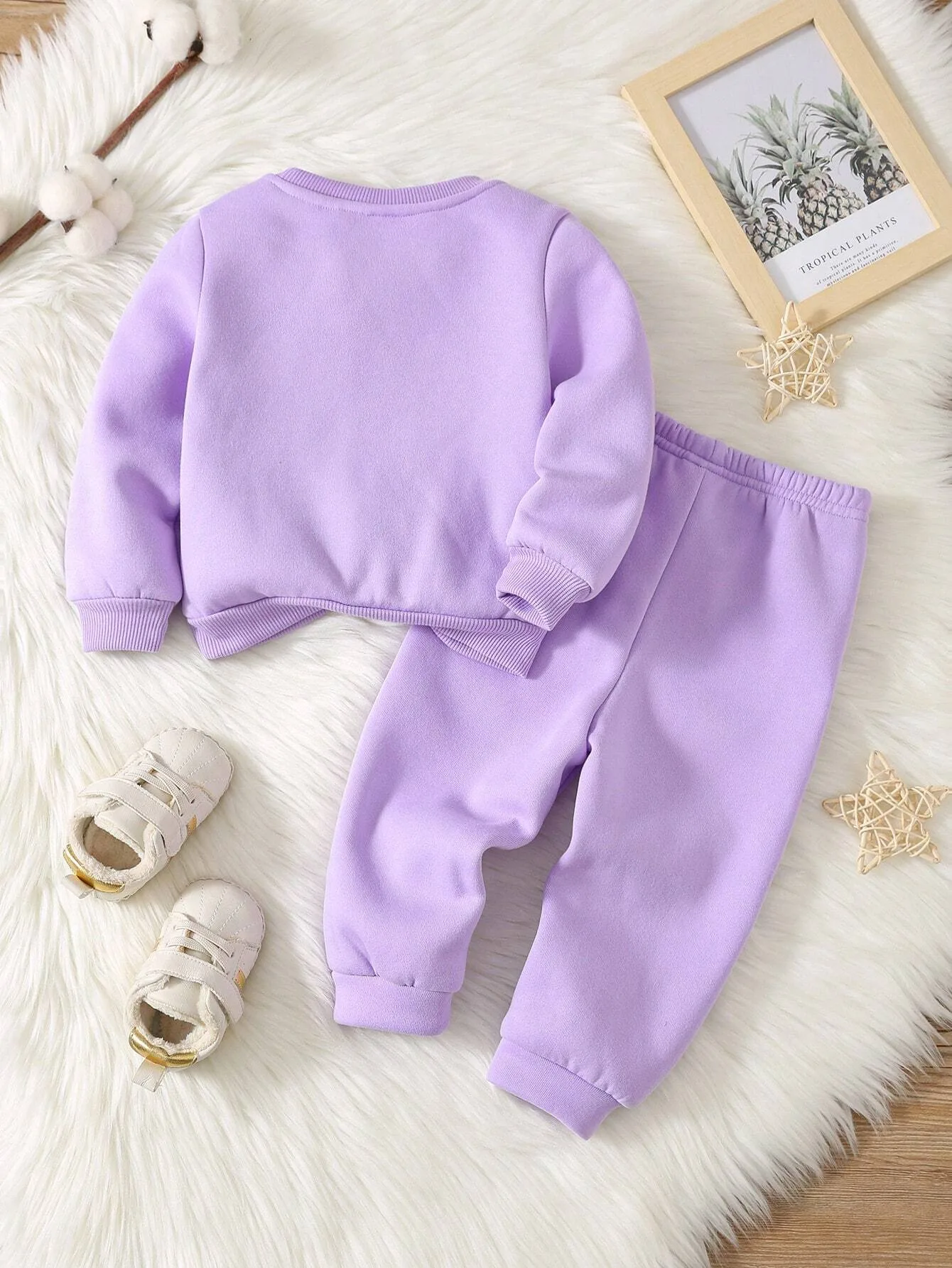 Conjunto morado floral para niña con tela afelpada