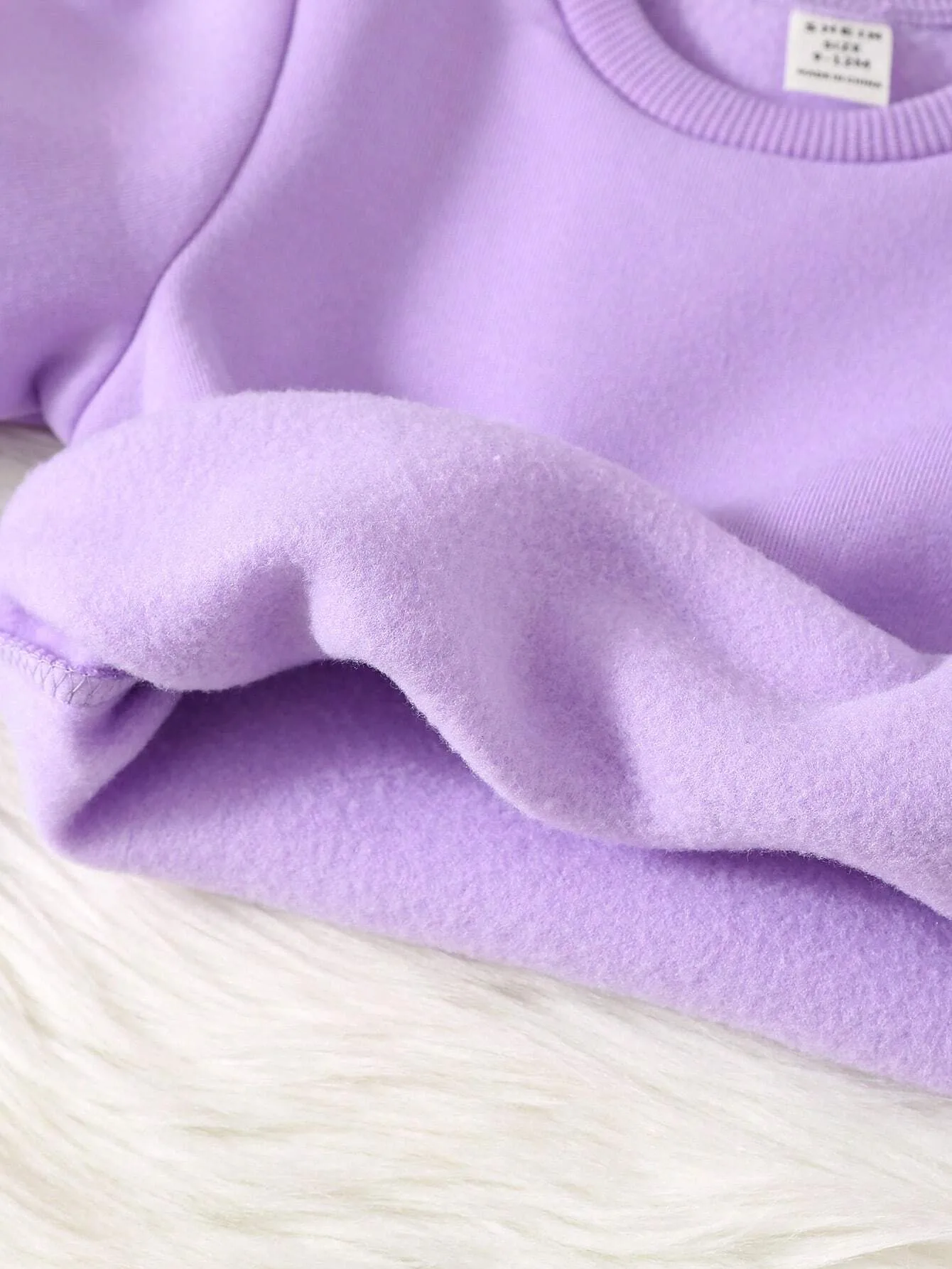 Conjunto morado floral para niña con tela afelpada