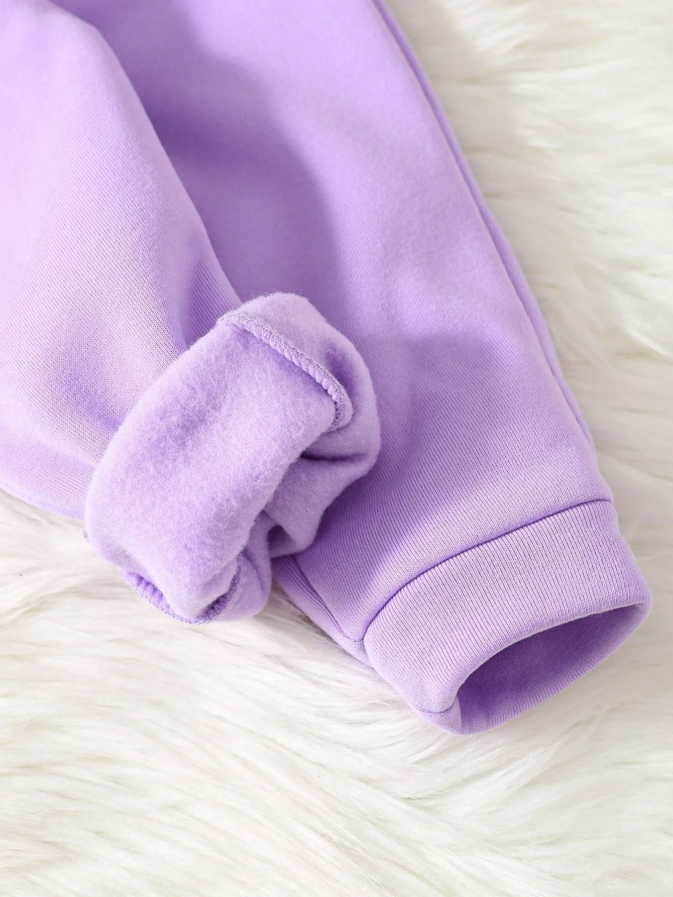 Conjunto morado floral para niña con tela afelpada