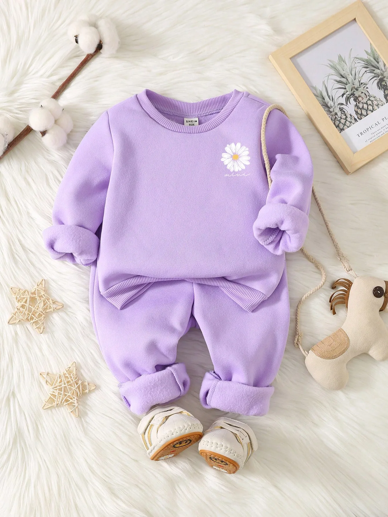 Conjunto morado floral para niña con tela afelpada