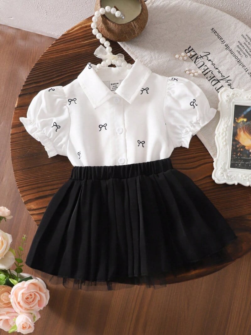 Conjunto blanco y negro con falda plisada y blusa bordada