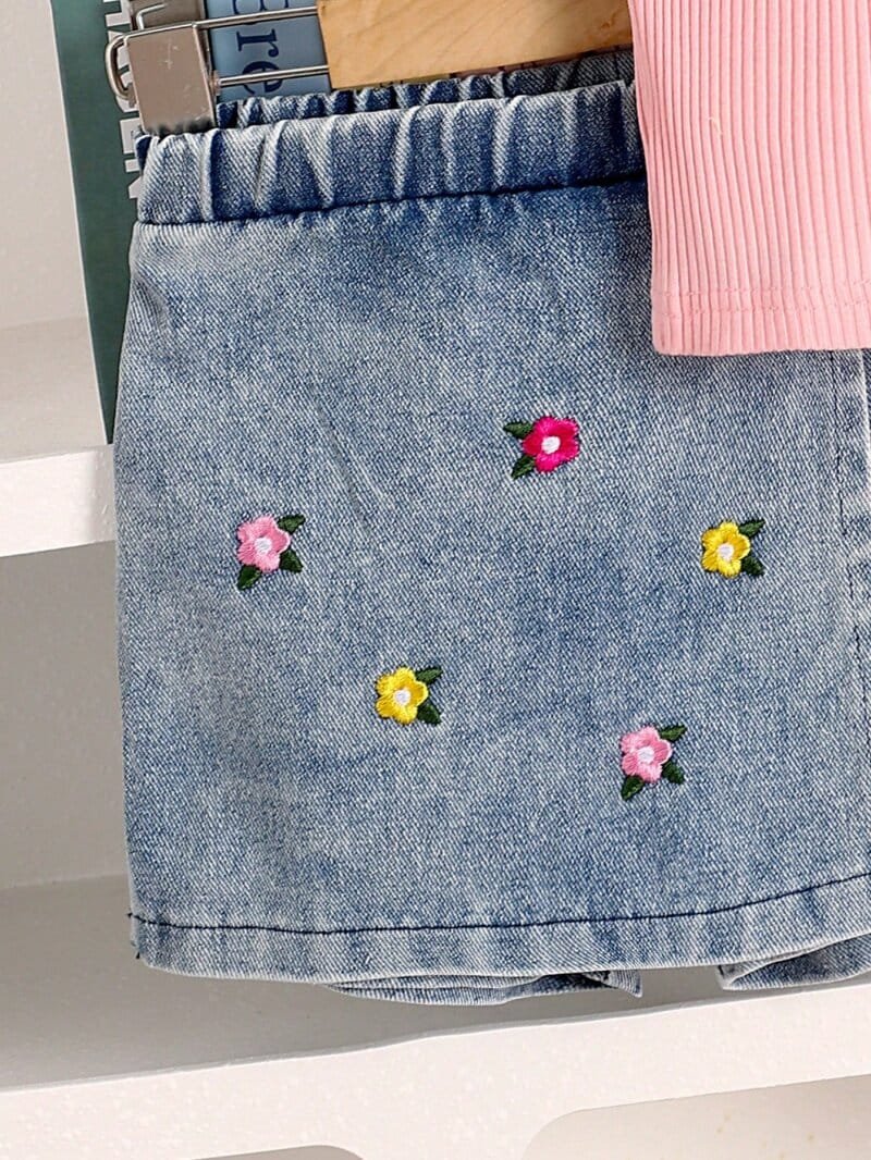 Conjunto rosa de flores bordadas con top canalé