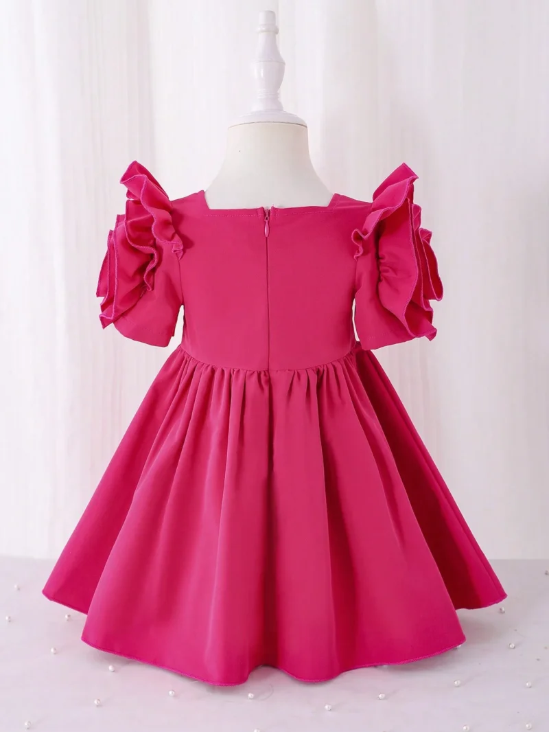 Vestido rosa fucsia con mangas pétalo elegantes