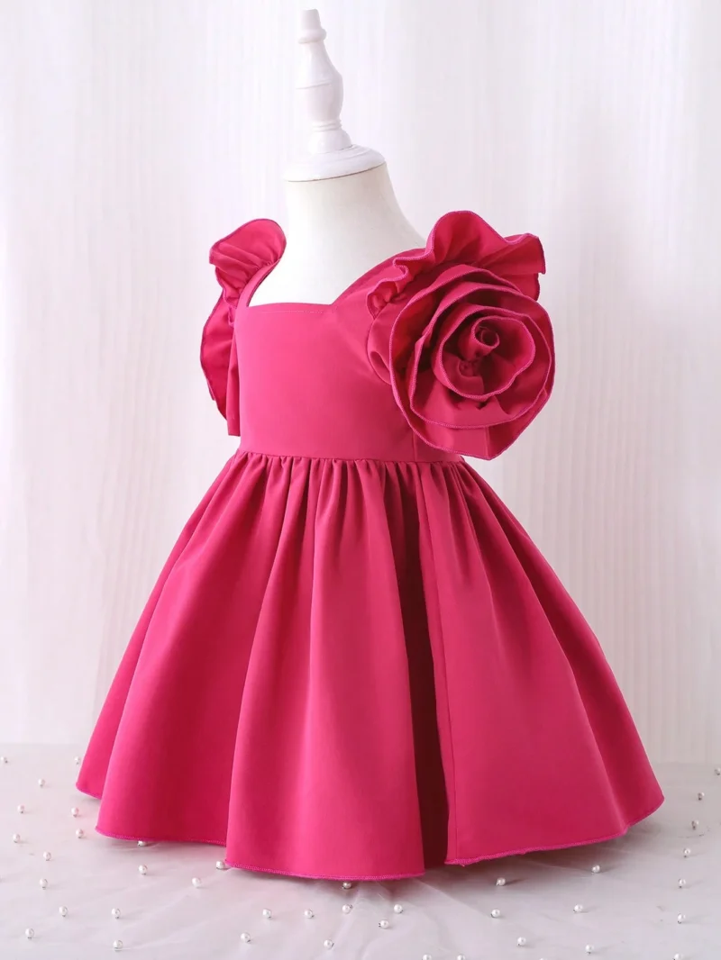 Vestido rosa fucsia con mangas pétalo elegantes