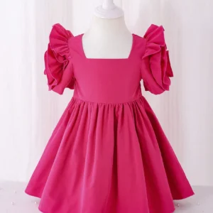 Vestido rosa fucsia con mangas pétalo elegantes