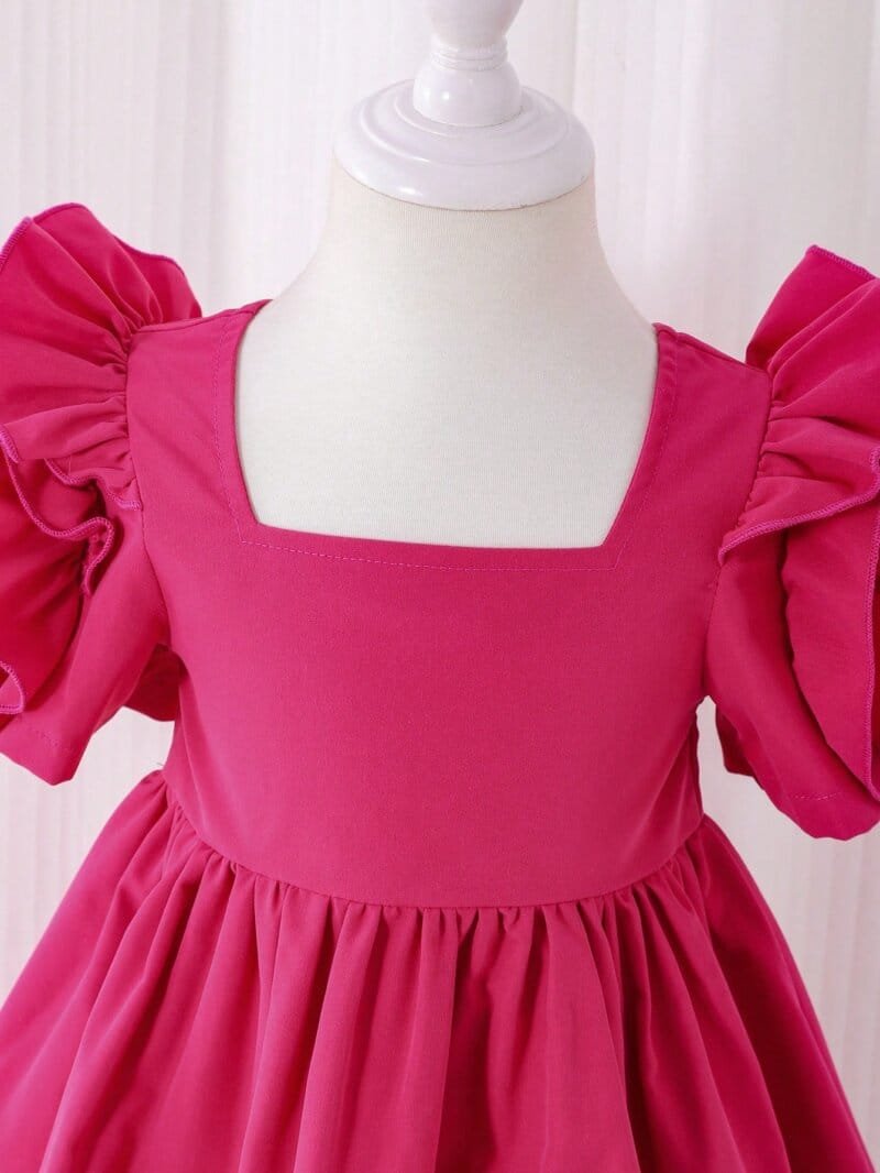 Vestido rosa fucsia con mangas pétalo elegantes
