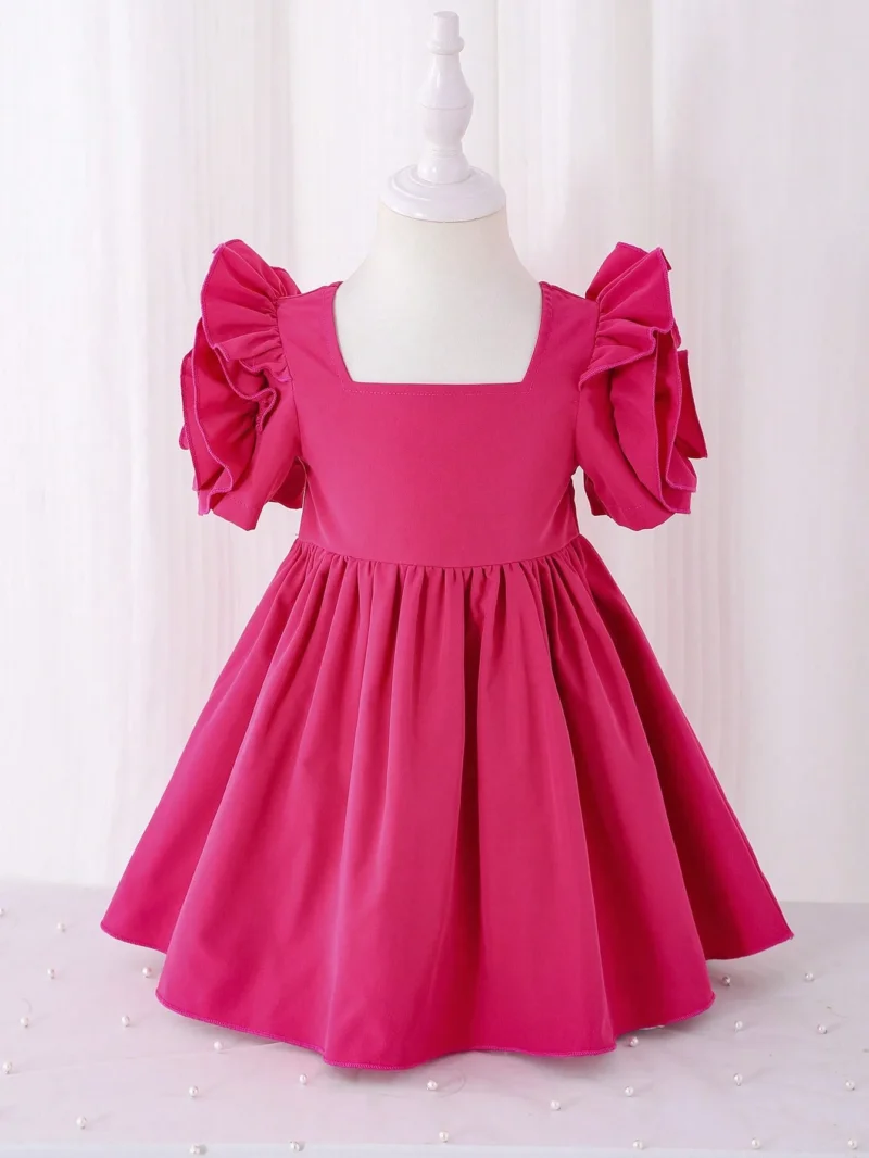 Vestido rosa fucsia con mangas pétalo elegantes