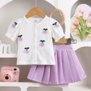 Conjunto morado con blusa bordada y falda plisada