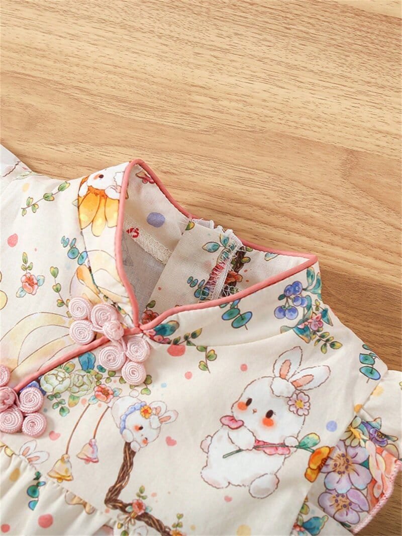 Vestido beige floral con conejitos y cuello tradicional