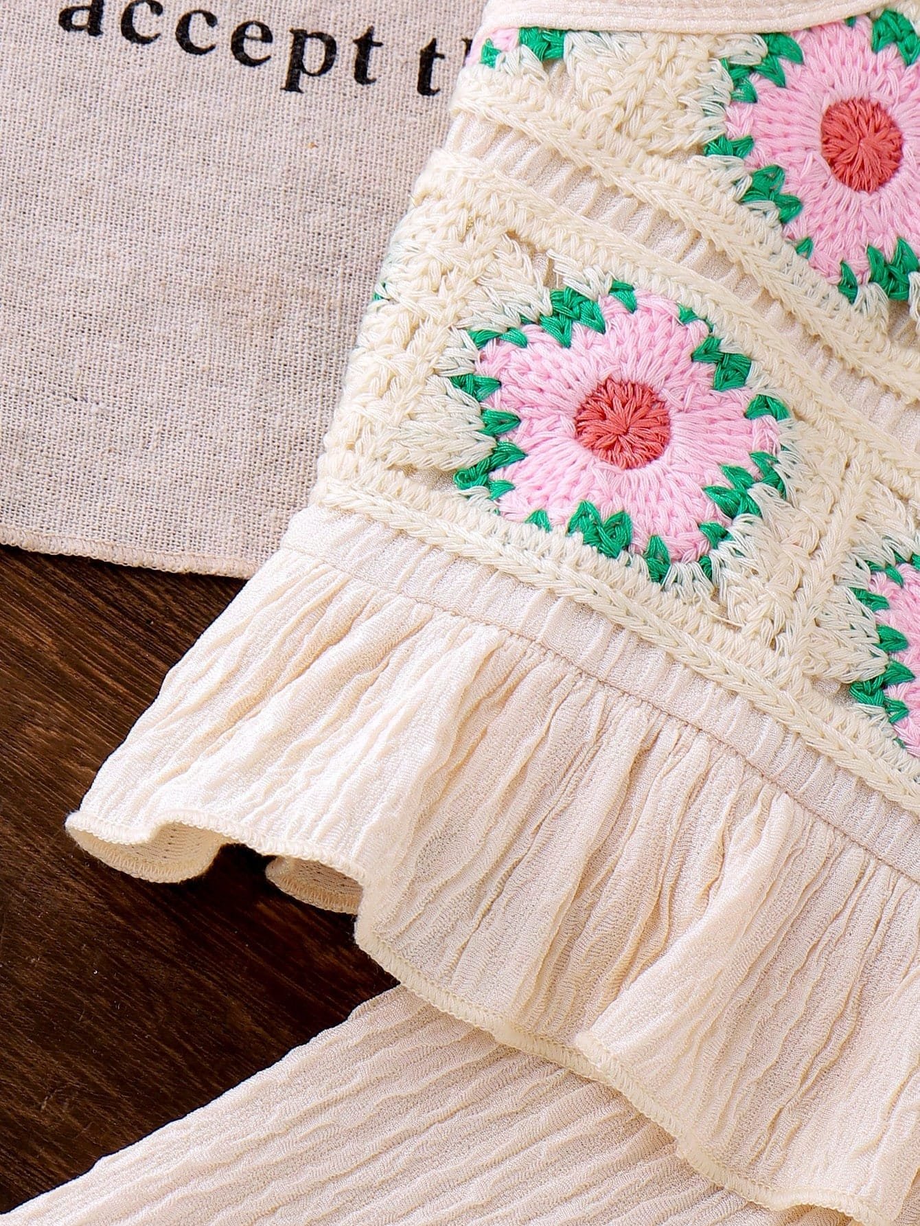 Conjunto albaricoque con bordado floral y pantalón largo