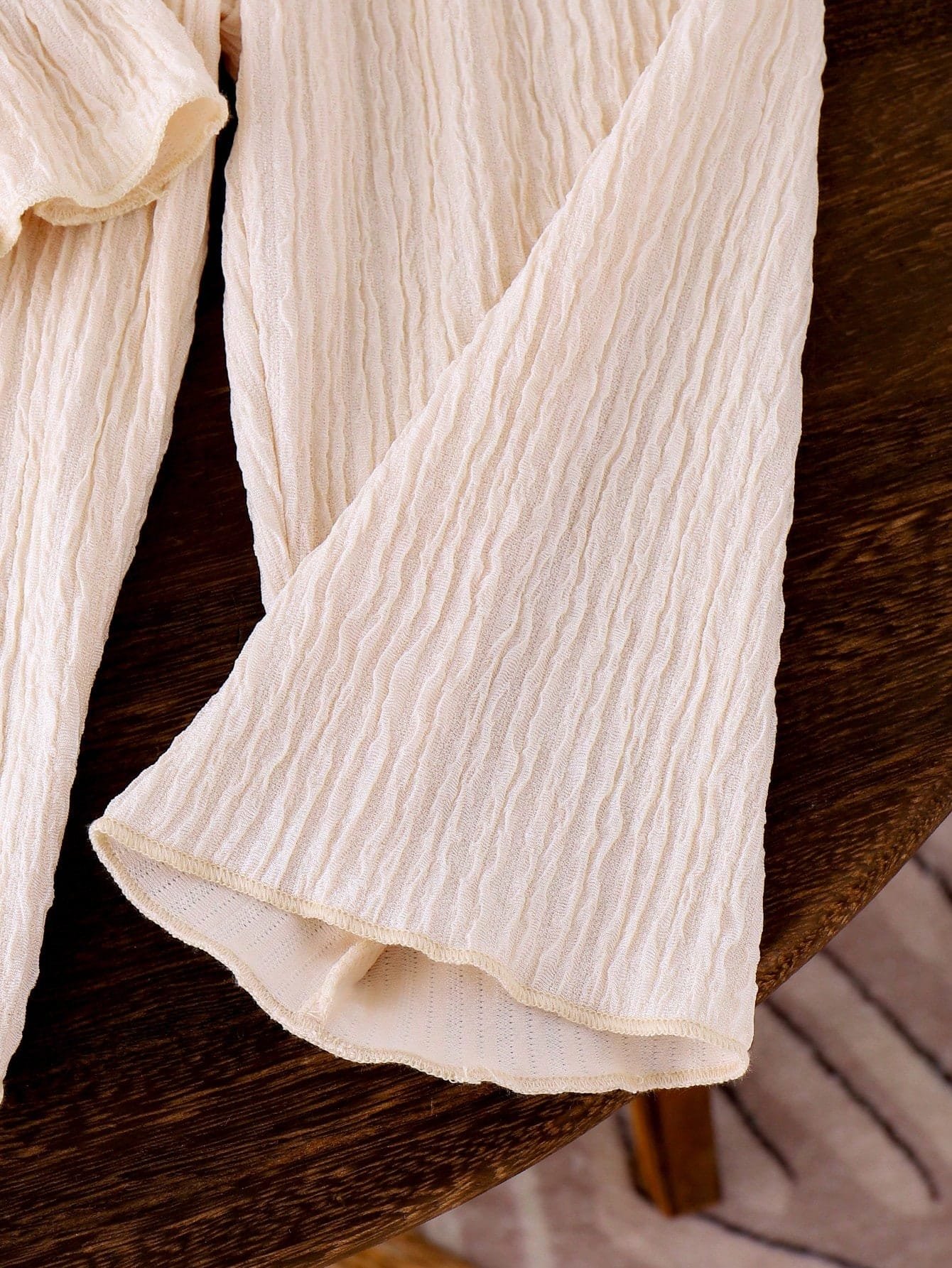 Conjunto albaricoque con bordado floral y pantalón largo