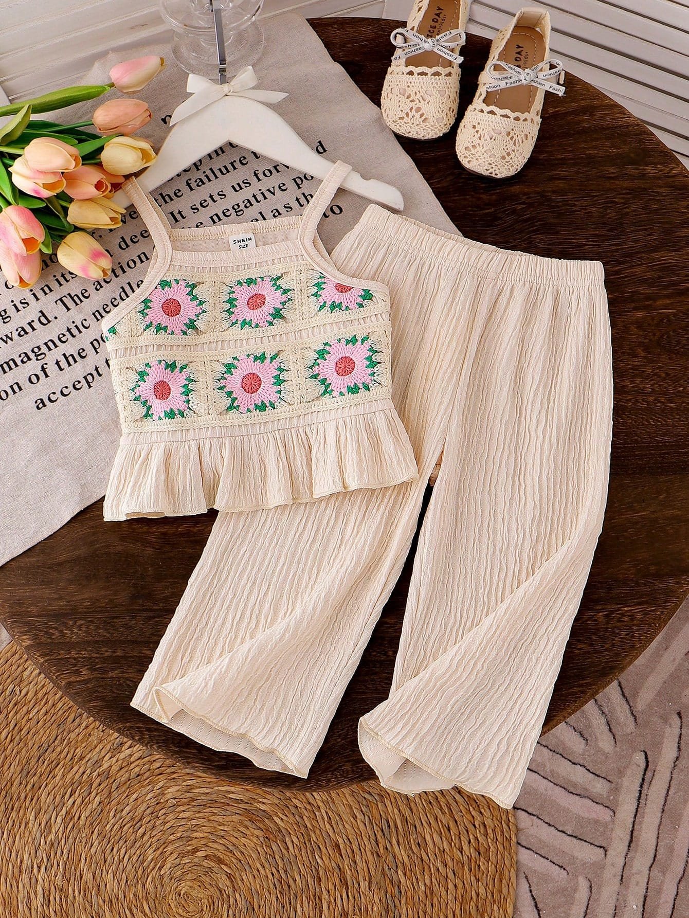 Conjunto albaricoque con bordado floral y pantalón largo