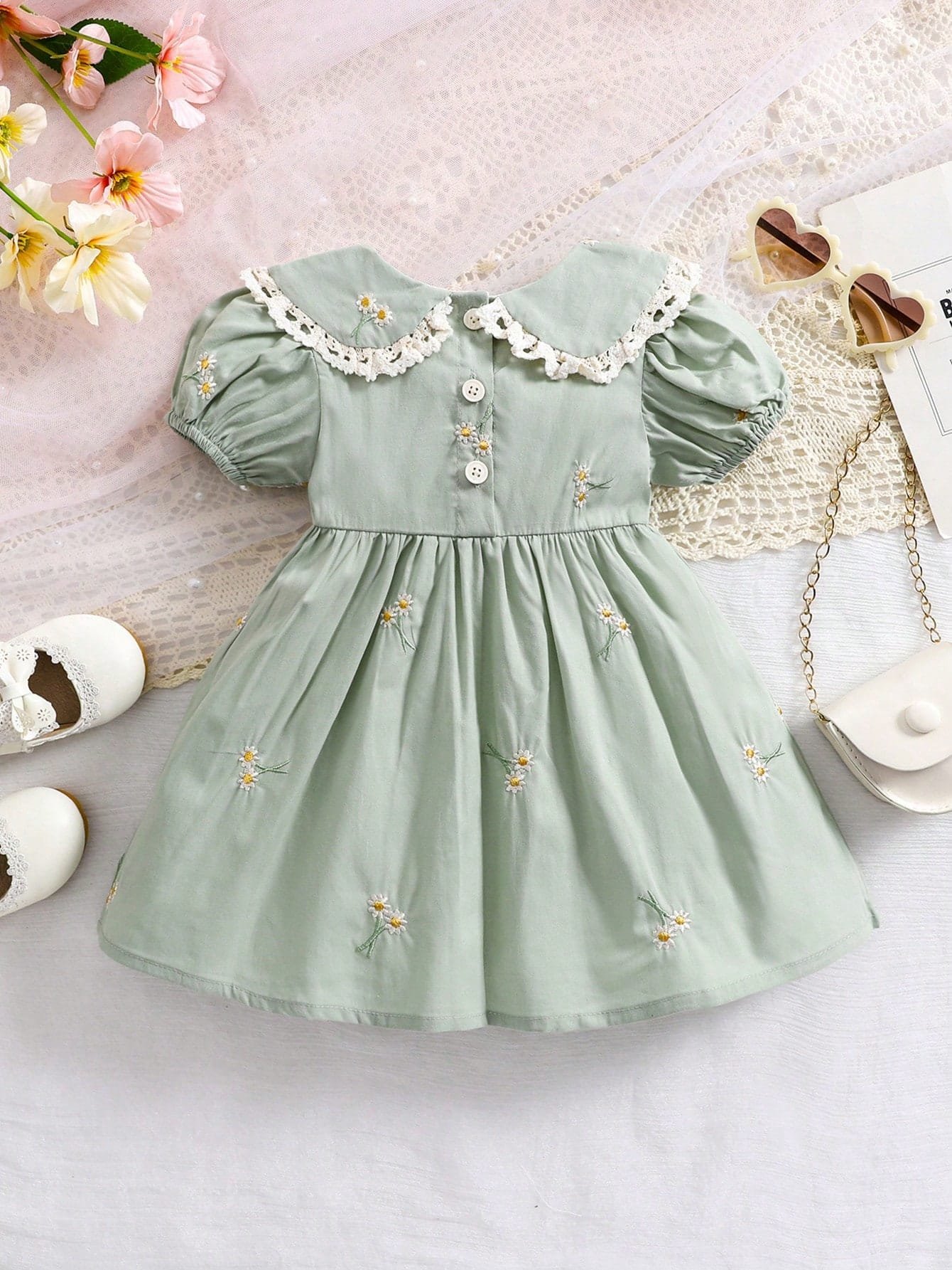 Vestido verde menta bordado con cuello encaje