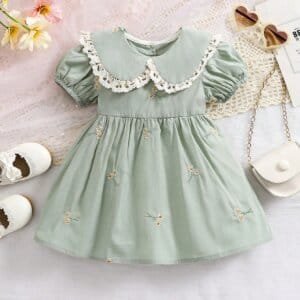 Vestido verde menta bordado con cuello encaje