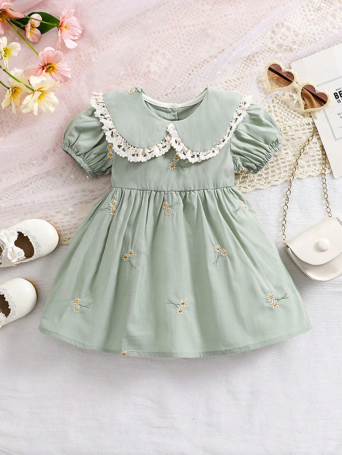 Vestido verde menta bordado con cuello encaje