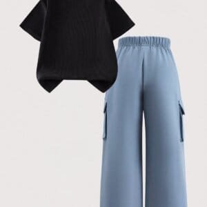 Conjunto negro con moño azul y pantalón cargo