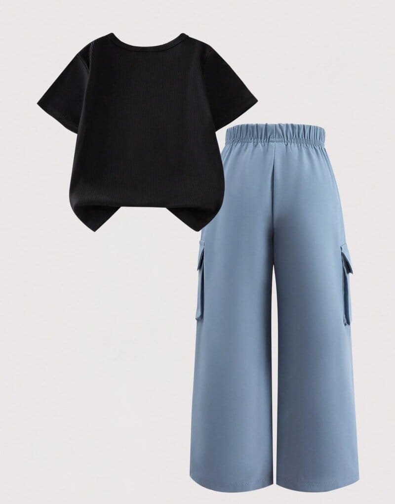 Conjunto negro con moño azul y pantalón cargo