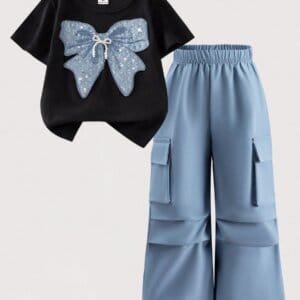 Conjunto negro con moño azul y pantalón cargo