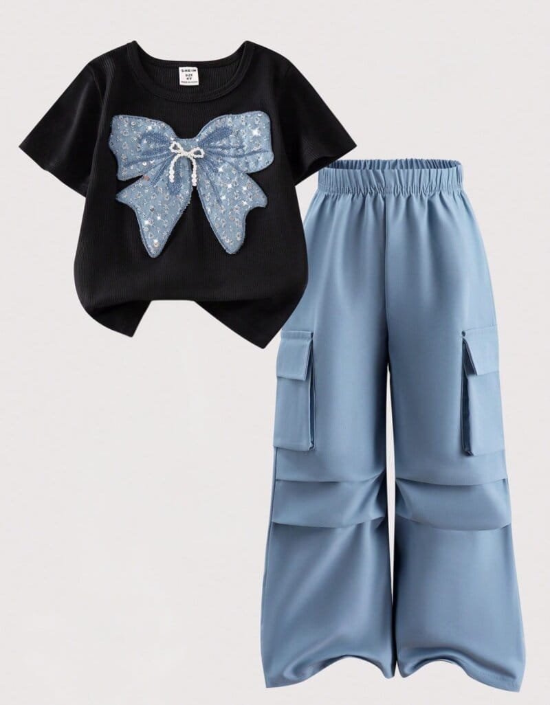 Conjunto negro con moño azul y pantalón cargo