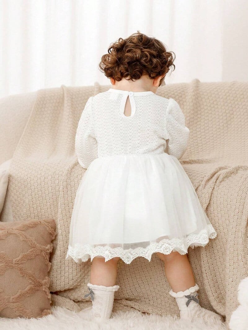 Vestido blanco elegante con encaje y manga larga para bebé