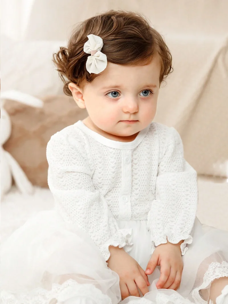 Vestido blanco elegante con encaje y manga larga para bebé