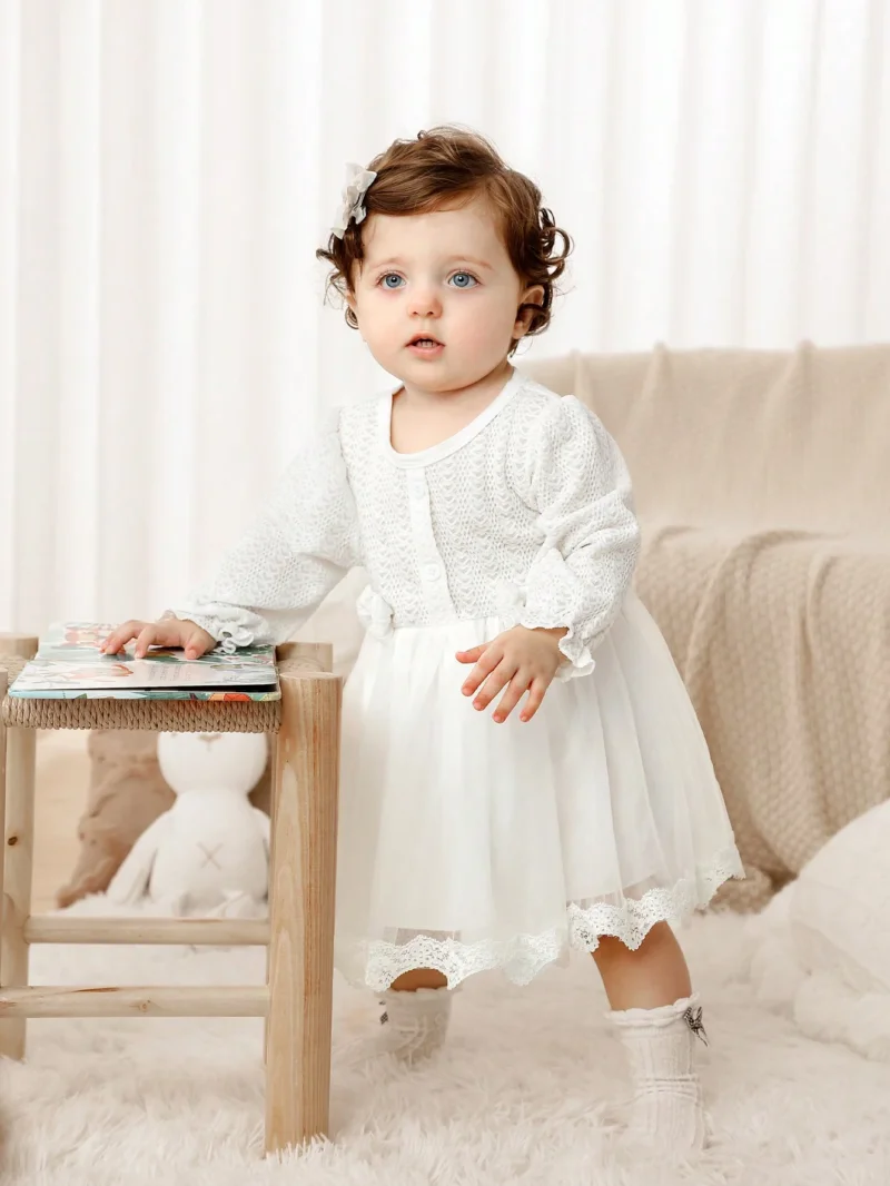 Vestido blanco elegante con encaje y manga larga para bebé