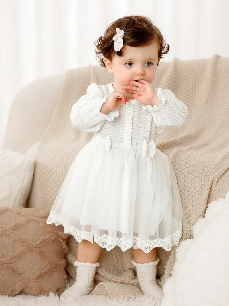 Vestido blanco elegante con encaje y manga larga para bebé