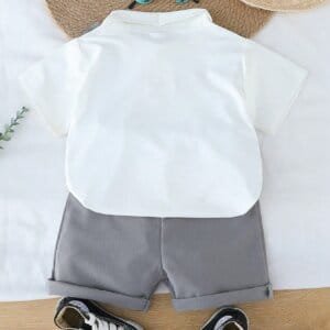 Conjunto blanco y gris con pajarita para verano elegante