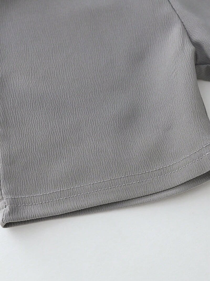 Conjunto blanco y gris con pajarita para verano elegante