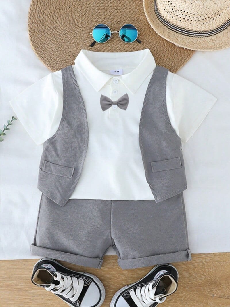 Conjunto blanco y gris con pajarita para verano elegante