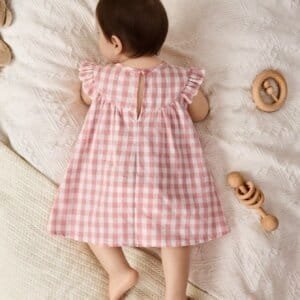 Vestido rosa a cuadros con flores bordadas