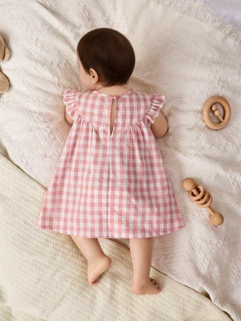 Vestido rosa a cuadros con flores bordadas