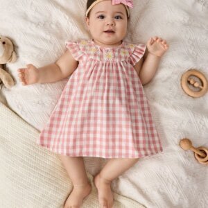 Vestido rosa a cuadros con flores bordadas