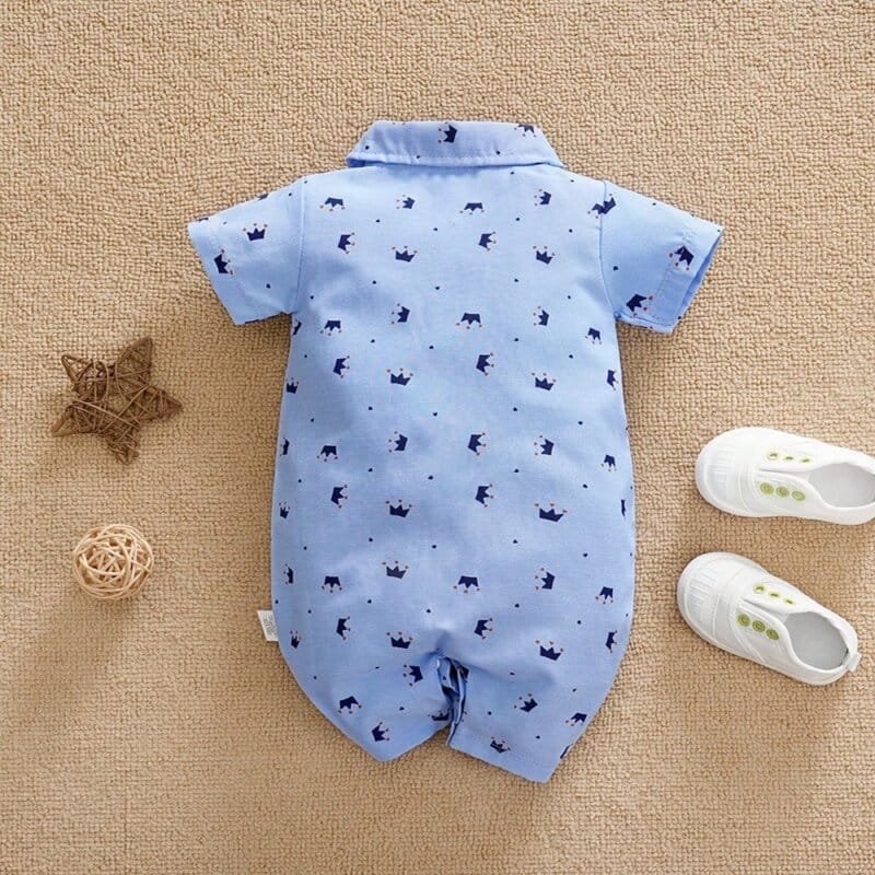 Pelele azul con moño y estampado de corona