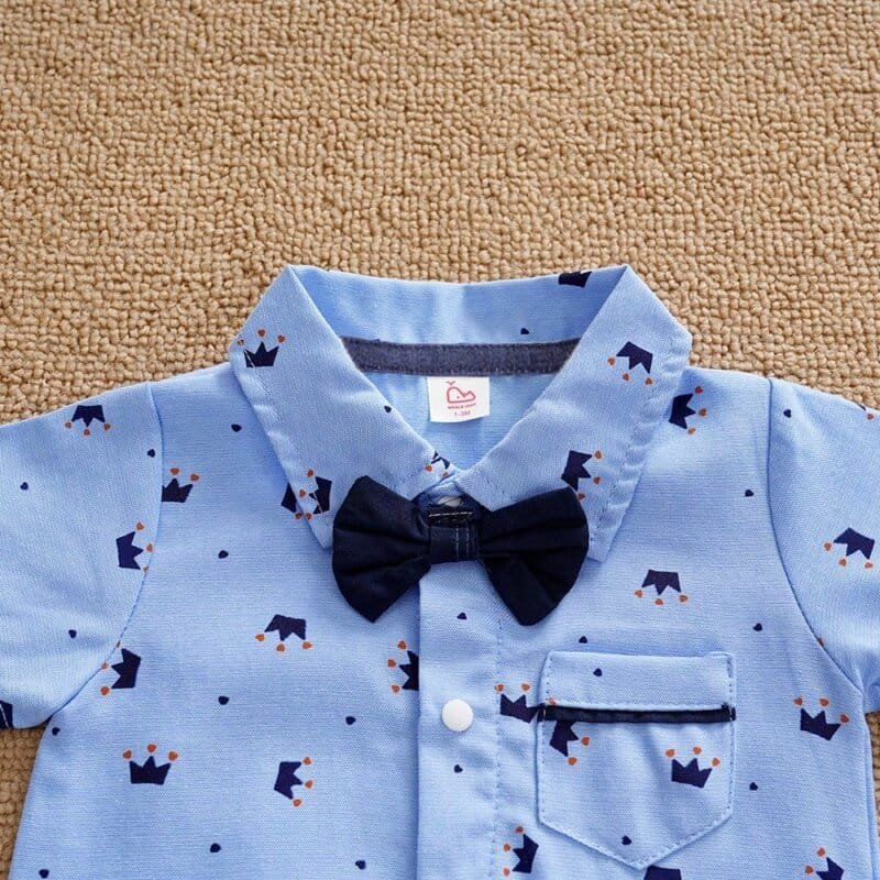 Pelele azul con moño y estampado de corona