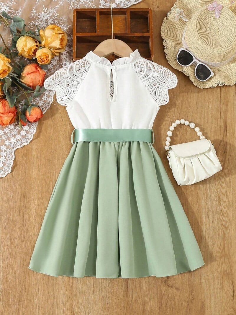 Vestido verde menta con encaje blanco y moño satinado