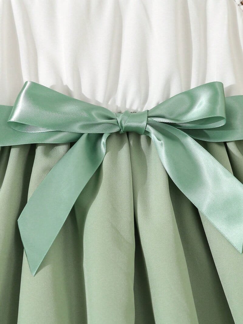 Vestido verde menta con encaje blanco y moño satinado