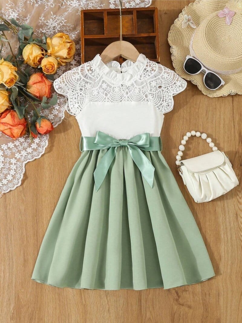Vestido verde menta con encaje blanco y moño satinado