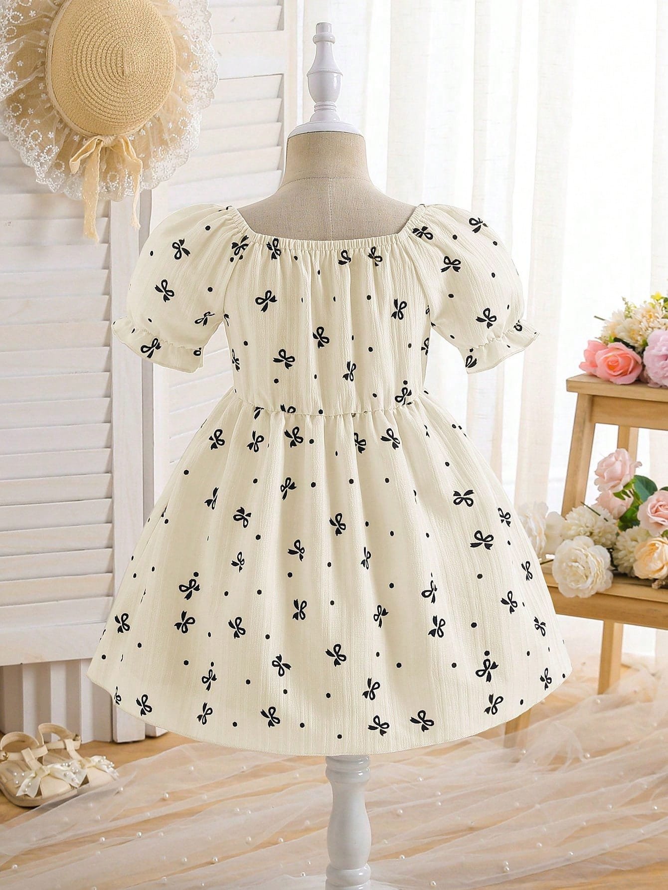 Vestido color albaricoque con lazos y bolso tejido